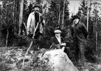 Forsvik, lotsen Alexander Ericsson med sina söner Henrik och Herbert. Fotot taget omkr 1922.