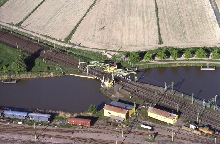 Flygbild över Västra Stambanan och Göta Kanal i Töreboda.