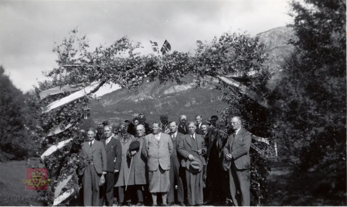 Nord-Norgetur 1937. Håndskrevet tekst til bildene: "Hr. Veidirektør Bålsrud, Oslo. Sender herved noen av de billeder, som blev tatt på Nord-Norgeturen 1937. Med hilsen K. Fonstad". Sannsynlig er disse bildene i tilknytning til et minnealbum med deltagere i veg- og jernbanekomiten i Troms, 1937. Bla videre med pilen til høyre: 
Bilde 2) Fotonr NVM00F35737
Bilde 3) Fotonr NVM00F35738
Bilde 4) Fotonr NVM00F35739
Bilde 5) Fotonr NVM00F35740
Bilde 6) håndskrevet notat som lå ved bildene