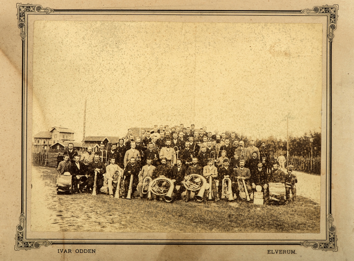 Heradsbygd Musikkforening. Bildet er tatt på Folkvang i Elverum i 1902. Stor gruppe musikkere, instrumenter. Foto Ivar Odden, Elverum