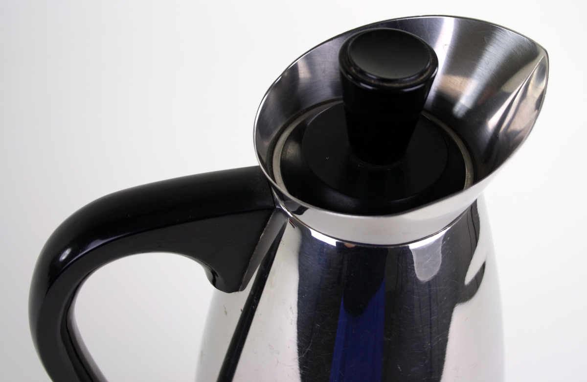Termos kaffekanna, Sissi rostfritt stål tillverkad av Nils Johan. Bottenplatta i svart plast samt handtag och knopp i samma material.