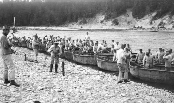 Ing 2, broslagningsövningar vid Göta älv med lätt krigsbro (Pontonbro), 1920-talet. Förstoring 34 x 50 cm. Neg finns.