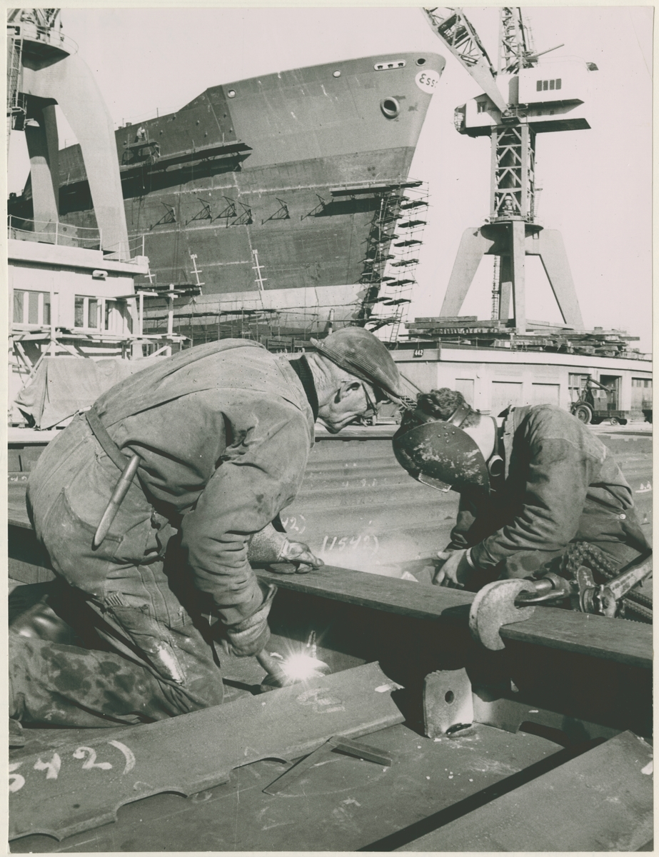 Kockums mek verkstad, Malmö.  Svetsning av profilstag till skottplåt 1959.