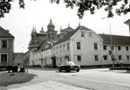 Bild på Östra Sjögatan med domkyrkan i bakgrunden och en bil i förgrunden.