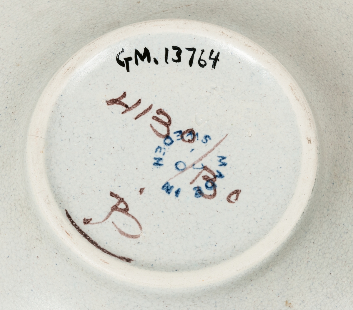 Skål från Bo Fajans med dekor i mangan och gult på grå botten.
Formgivare Eva Jancke-Björk, Bobergs Fajansfabrik, Gävle. Diam 22 cm, höjd 5 cm.