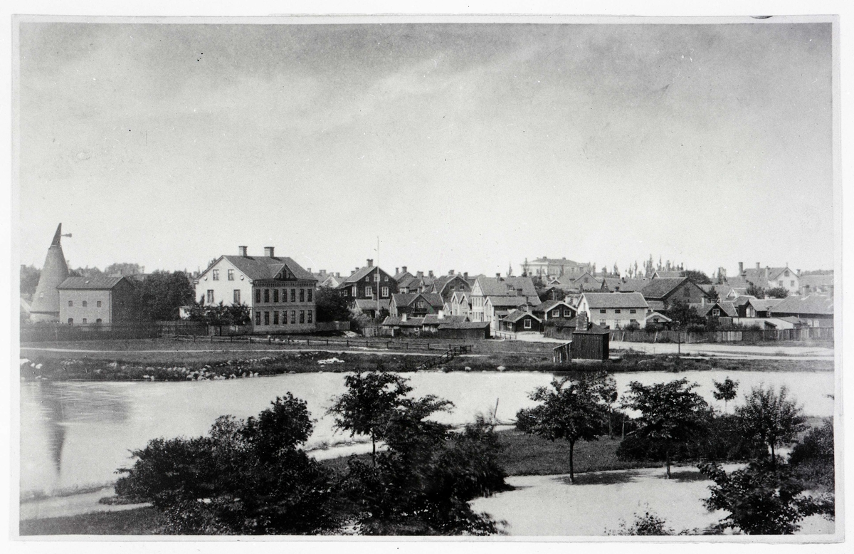 Den så kallade "Betäckta vägen", nuvarande Sveaplan, omkring 1880. Längst till vänster det Forssellska bryggeriet och dess runda torkhus.