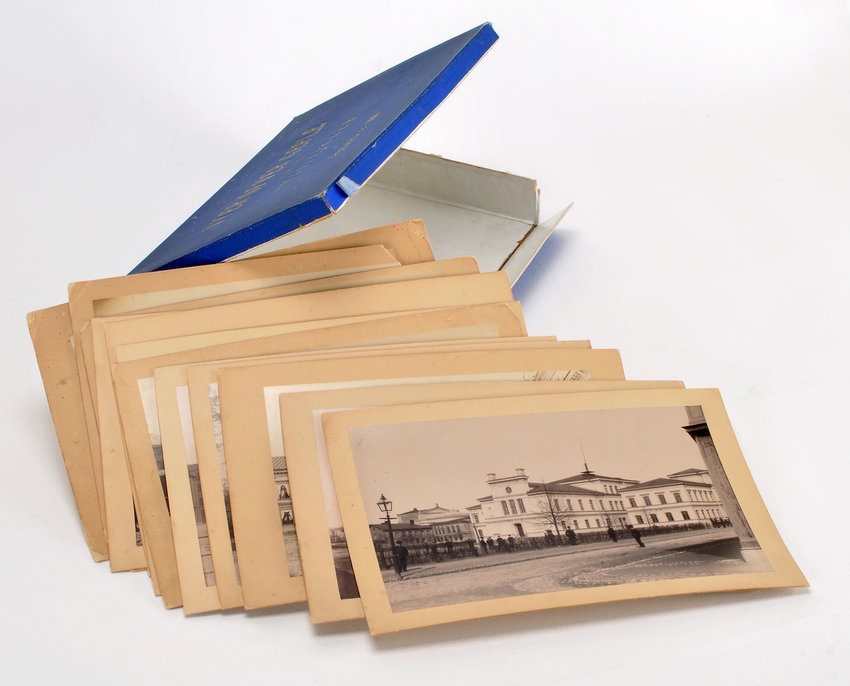 Blå kartong innehållande 12 kabinettkort med vyer från Gävle. Fotografierna är monterade på styv kartong. Fotografierna är tagna av Renard & Son kring 1890-1892.

Enligt en annons i Norrlandsposten den 21 december 1892, sålde Renard & Son en bildsvit med 12 st kabinettkort över Gävle år 1892.