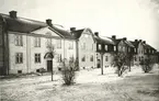 Lorensbergsgatan. Bostadshus med tympanon och frontespiser.