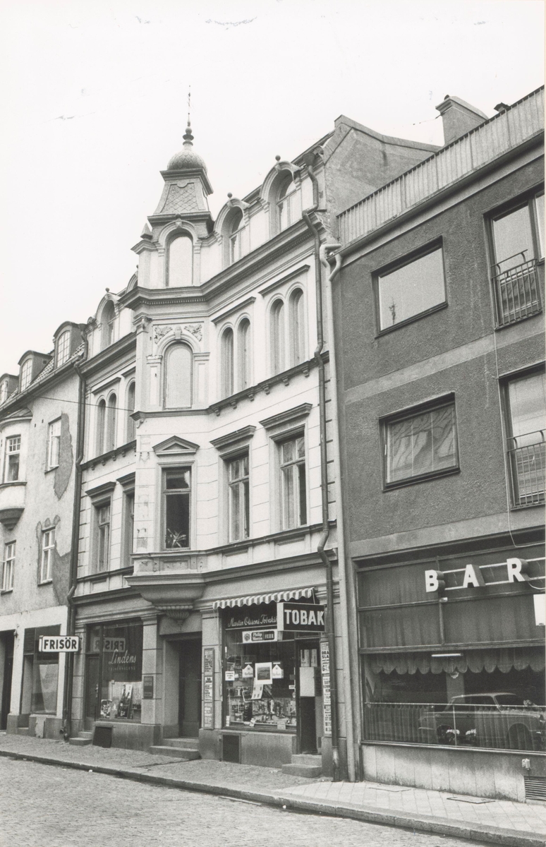 Fasad mot Larmgatan, Kvarnholmen väster om Västra Sjögatan Bilderna är tagna inom ramen för Kalmar kommuns inventering av Kvarnholmens bebyggelse 1970-1971 och skänkta till länsmuseet.