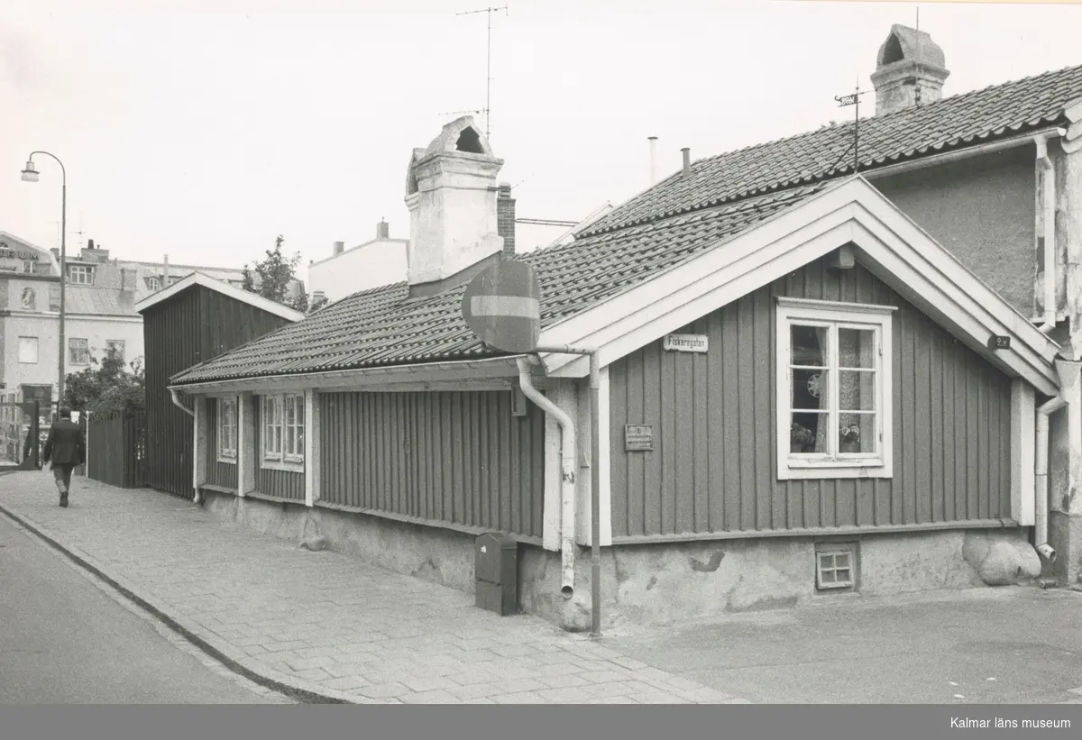 Fasad mot Fiskaregatan och Larmgatan, Kvarnholmen väster om Västra Sjögatan. Bilderna är tagna inom ramen för Kalmar kommuns inventering av Kvarnholmens bebyggelse 1970-1971 och skänkta till länsmuseet.