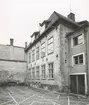 Sahlsteenska husets innergård, väster om Västra Sjögatan. Bilderna är tagna inom ramen för Kalmar kommuns inventering av Kvarnholmens bebyggelse 1970-1971 och skänkta till länsmuseet.