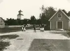 Sjöstrands affär t.h. Skolan t.v. Affären byggd 1873.