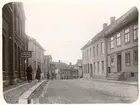 Stadsbild från Mönsterås. Till vänster syns E. Burströms klädes, kapp- och manufakturaffär.