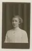 Aina Lindblom,Flickskolan 1910.
Se foto på Elsie, som var en syster.
Gåva av Gun Johnsson.