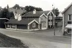 Tripp-trapp-trull, tre små hus som bevarats på västra Kvarnholmen där annars merparten av bebyggelsen är sentida.