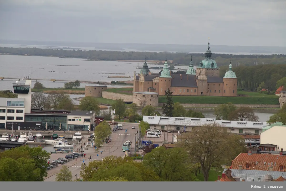 Kalmar slott med Kalmarsundsparken i bakgrunden.
Skeppsbrogatan mot Ölandshamnen och Linnéuniversitetet till vänster spårområde.
Under fasadrenoveringen av delar av Ångkvarnen 2014 fick Kalmar läns museums fotograf möjlighet att ta foton från byggnadsställningarna runt tornet. Så här såg centrala Kalmar ut från 60 meters höjd den 14 maj 2014.