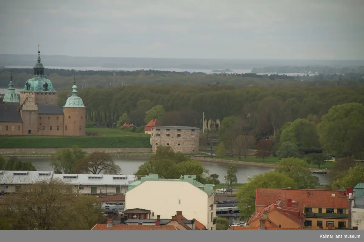 I förgrunden Kvarnholmen med spårområdet vid Centralstationen. Slottet med den norra postejen och Slottsfjärden till höger Stadsparken. Bakom den norra postejen till höger är kapellet på södra kyrkogården.
Under fasadrenoveringen av delar av Ångkvarnen 2014 fick Kalmar läns museums fotograf möjlighet att ta foton från byggnadsställningarna runt tornet. Så här såg centrala Kalmar ut från 60 meters höjd den 14 maj 2014.