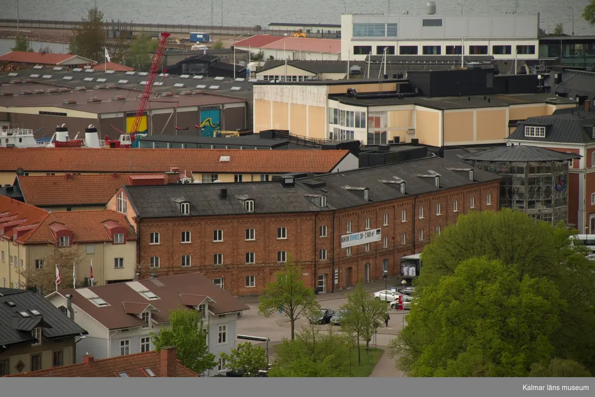 Barlastholmen med Kalmar Marina i den gula byggnaden och Linné universitetet i bakgrunden.
Under fasadrenoveringen av delar av Ångkvarnen 2014 fick Kalmar läns museums fotograf möjlighet att ta foton från byggnadsställningarna runt tornet. Så här såg centrala Kalmar ut från 60 meters höjd den 14 maj 2014.