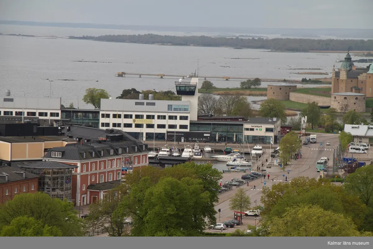 Kalmar slott med Stensö i bakgrunden.
Sheppsbrogatan mot Ölandshamnen och Linnéuniversitetet.
Till vänster Baronens köpcentrum på Vedgårdsholmen.  
Under fasadrenoveringen av delar av Ångkvarnen 2014 fick Kalmar läns museums fotograf möjlighet att ta foton från byggnadsställningarna runt tornet. Så här såg centrala Kalmar ut från 60 meters höjd den 14 maj 2014.