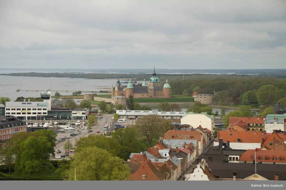 Till höger Baronens köpcenter, Gästhamnen och Linnéuniversitetet med sjöbefälsutbildningens torn. Kalmar slott med Stadsparken och Slottsfjärden.
I bakgrunden Kalmarsundsparkens nya badbrygga.
Under fasadrenoveringen av delar av Ångkvarnen 2014 fick Kalmar läns museums fotograf möjlighet att ta foton från byggnadsställningarna runt tornet. Så här såg centrala Kalmar ut från 60 meters höjd den 14 maj 2014.