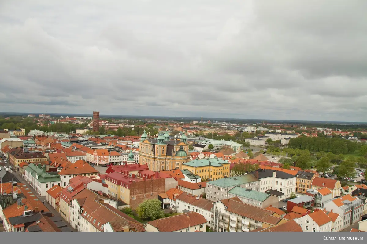 Stadsdelen Kvarnholmen med Gamla Vattentornet, Domkyrkan, Stadshuset, Fredriksskanskanalen. Stadsdelen Malmen med Stagneliusskolan och parken Rävspelet.
Under fasadrenoveringen av delar av Ångkvarnen 2014 fick Kalmar läns museums fotograf möjlighet att ta foton från byggnadsställningarna runt tornet. Så här såg centrala Kalmar ut från 60 meters höjd den 14 maj 2014.