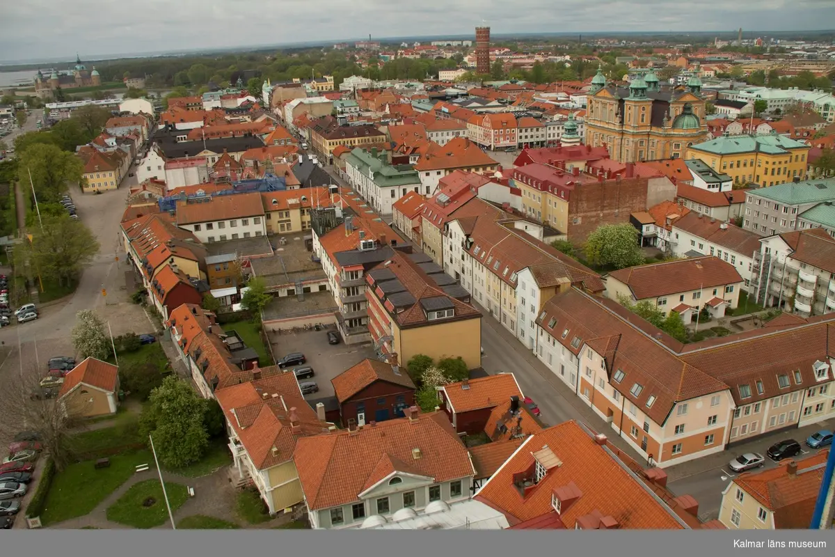 Stadsdelen Kvarnholmen med korsningen Södra Långgatan 
Proviantgatan och Servishuset Bryggaren. I övre bild kant Slottet och Gamla Stan. I linje Gamla Vattentornet, Domkyrkan och Stadshuset.  
Under fasadrenoveringen av delar av Ångkvarnen 2014 fick Kalmar läns museums fotograf möjlighet att ta foton från byggnadsställningarna runt tornet. Så här såg centrala Kalmar ut från 60 meters höjd den 14 maj 2014.