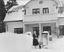 Karlsborg, överlärare Arvid Karlssons villa på Kungsgatan, låg där värdshuset Vättern nu ligger. Ingrid Rystedt - Karlsson syns framför villan. Fotot taget i febr 1956. Endast neg finns.