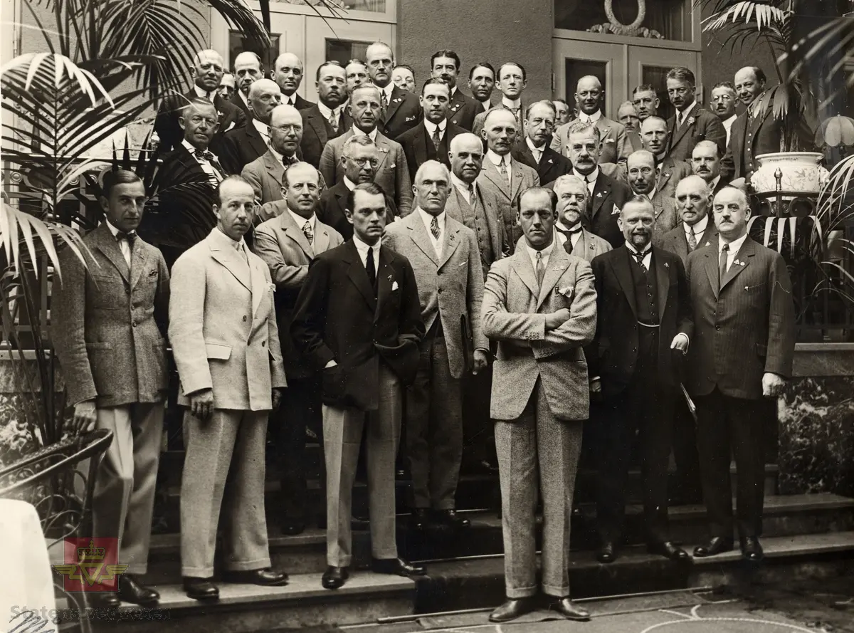 "Kongelig Dansk Automobilklubs jubileum i København, Danmark 1926. (B forlag Åarhus)", i følge merking. Vegdirektør Andreas Baalsrud  står til høyre i andre rekke.