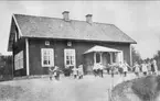 Undenäs, Valtrets småskola 1919 - 1920. Lärarinna Matilda Staaf och skolbarn framför skolhuset. Förstoring 28 x 40 cm. Neg finns.