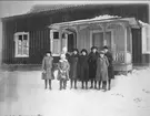 Undenäs, Valtrets skola omkr 1918. Slöjdgrupp utanför skolhuset., med bl.a. Greta Gustavsson Grepplabacken, Anna Johansson Kullen, Ragnhild Andersson Ramsekärr, Vega Karlsson och Karin Heden (gift Eriksson). Förstoring 27 x 40 cm. Neg finns.