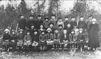 Undenäs, Valtrets skola 1921 - 22. Lärarinna Lisa Hernqvist och skolbarn utomhus. Förstoring 25 x 40 cm. Neg finns.