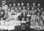 Undenäs, Christine - Lerbäcken - Sätra skola år 1910 - 11. Lärare Arvidsson och skolbarn utanför skolhuset. För namn se bilaga till 53822. Förstoring 29 x 40 cm. Neg finns.