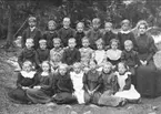 Undenäs, Christine - Lerbäcken - Sätra skola år 1907 - 08. Lärarinna Laura Holger och skolbarn utomhus. För namn se bilaga till 53823. Förstoring 30 x 40 cm. Neg finns.