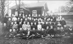 Mölltorp, kyrkskolan 1914. Skolklass utanför skolan.