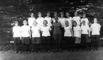 Karlsborg, Realskolan. Gymnastikgrupp år 1921, 1:a klassen. Kortet taget utanför 6:e komp. Lärare kapten Alfred Eklund. Kortet lämnat av Elvira Hägg - Andersson född och uppväxt i Hanken. 2 st förstoringar 30 x 40 och 1 st 35 x 50 cm. Neg finns.