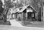 Halna småskola, uppförd 1876, ombyggd 1923, moderniserad 1952 - 53. Förstoring 29 x 40 cm. Neg finns.