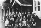 Mölltorp, Gälsebo skola. Skolklass utomhus år 1930. 2 st förstoringar 26 x 38 cm. Neg finns.