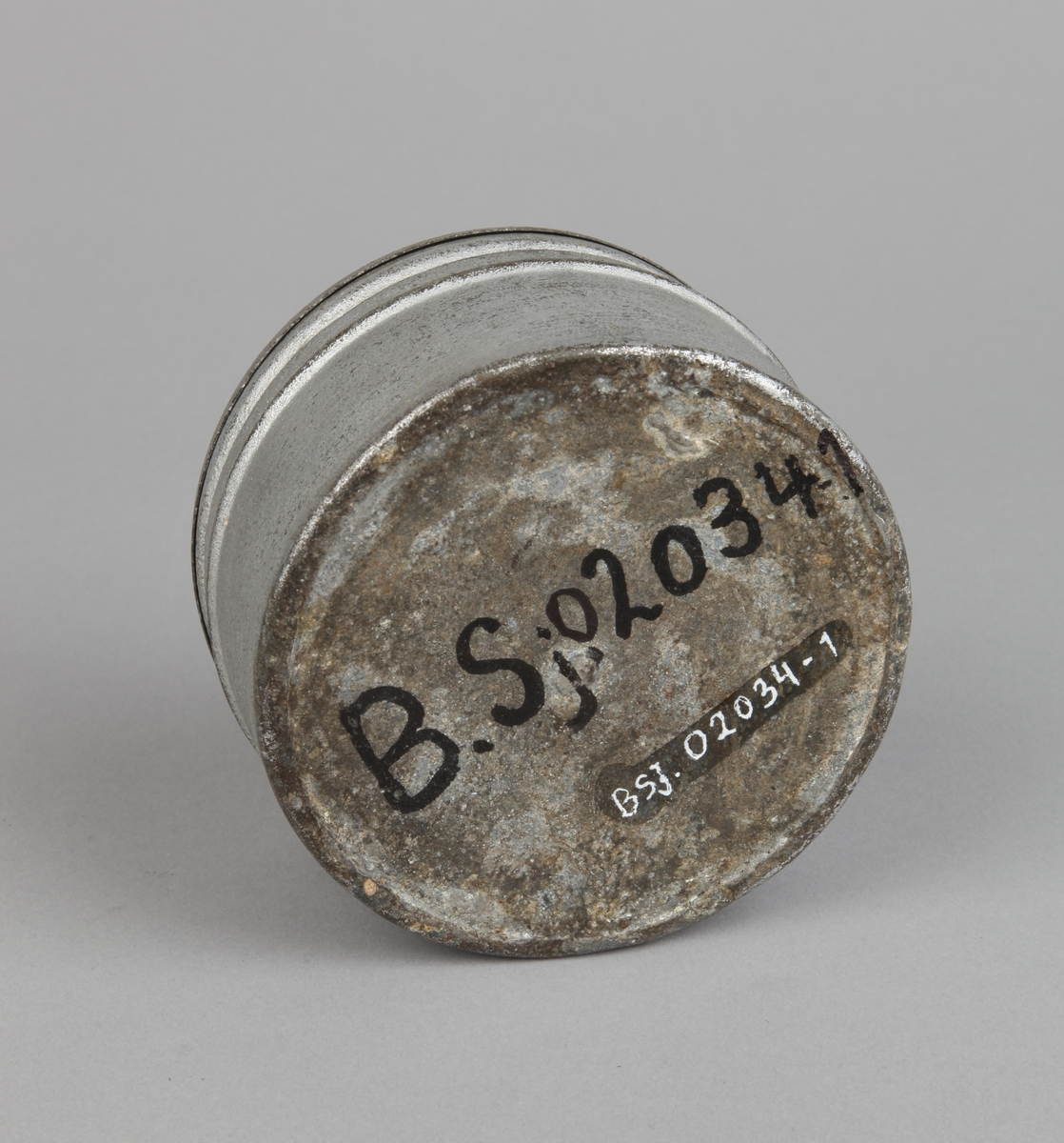 Rundt luftkompass i metallboks med lokk. Kompass-rose i papir.