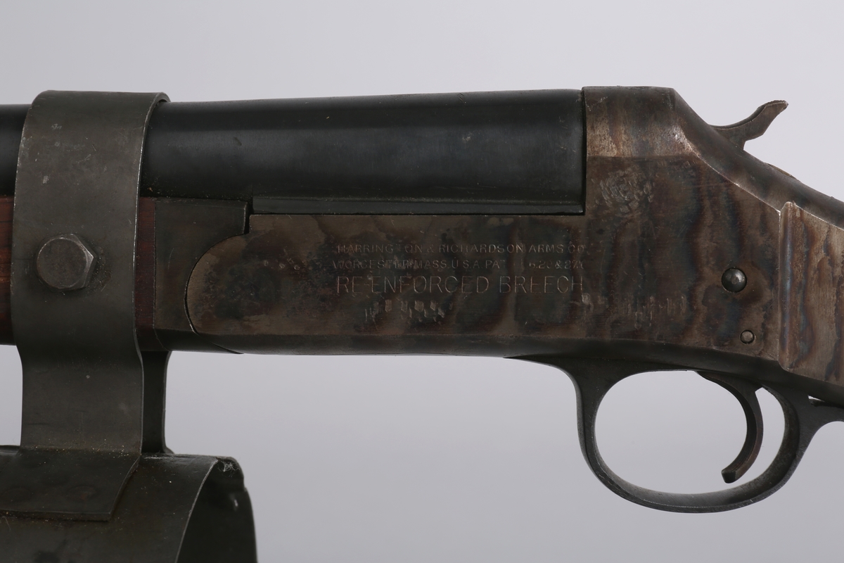 Redningsgevær med lykt og utskytningslinebeholder. Spesialkonstruert redningsgevær som kan skyte ut en line fra ett fartøy til ett annet.