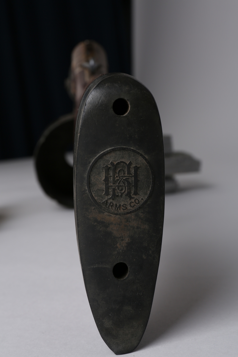 Redningsgevær med lykt og utskytningslinebeholder. Spesialkonstruert redningsgevær som kan skyte ut en line fra ett fartøy til ett annet.