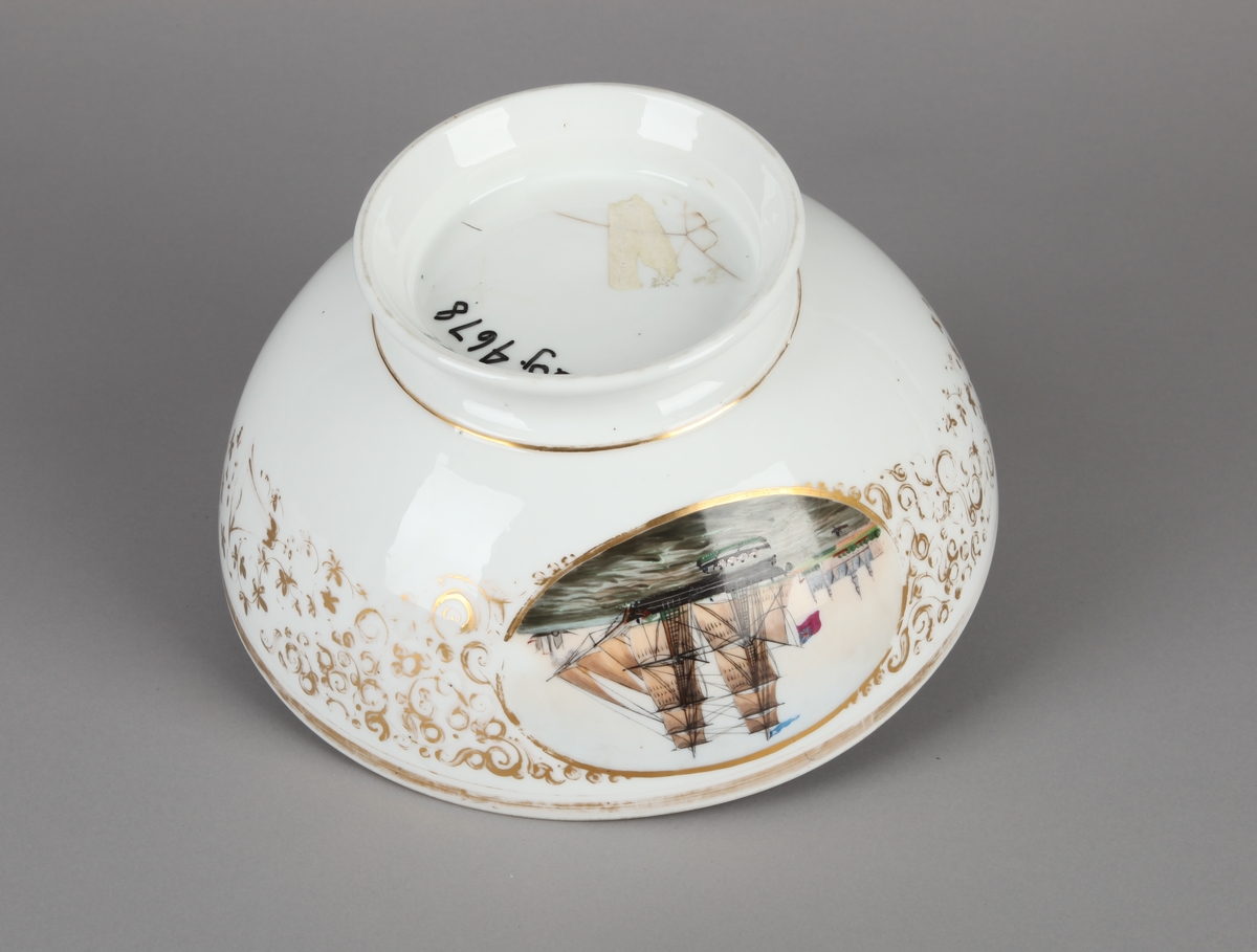 Bolle, i flere farger av en engelsk brigg ved Helsingør slott. Noe avslitt gulldekor.