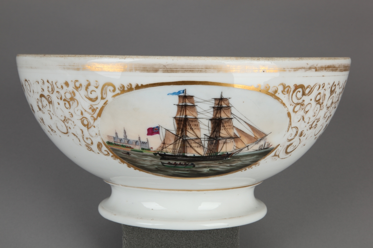 Bolle, i flere farger av en engelsk brigg ved Helsingør slott. Noe avslitt gulldekor.