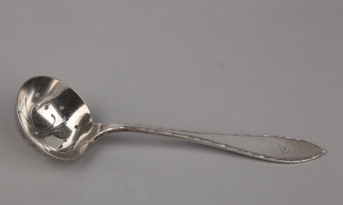 Sukkerskje med hullmønster i nysølv inngravert rederiflagg NBAD