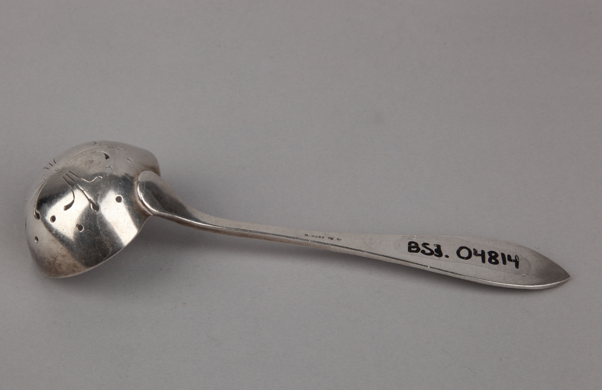 Sukkerskje med hullmønster i nysølv inngravert rederiflagg NBAD