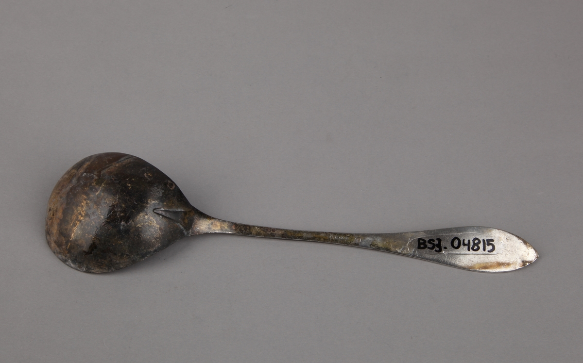 Skje i nysølv med rederiflagg NBAD.