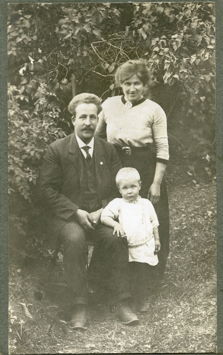Hans og Maren Knutsen saman med vesle Gunnar.