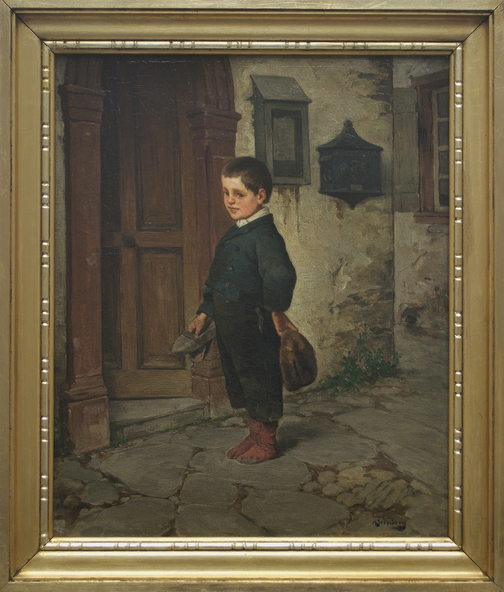 Målning föreställande ung, blygt leende pojke, centralt stående i helfigur framför husingång. I ena handen en brun mössa. Förgylld bred ram med brutet stavmönster närmast bilden. Olja på fabrikstillverkad grunderingsväv.