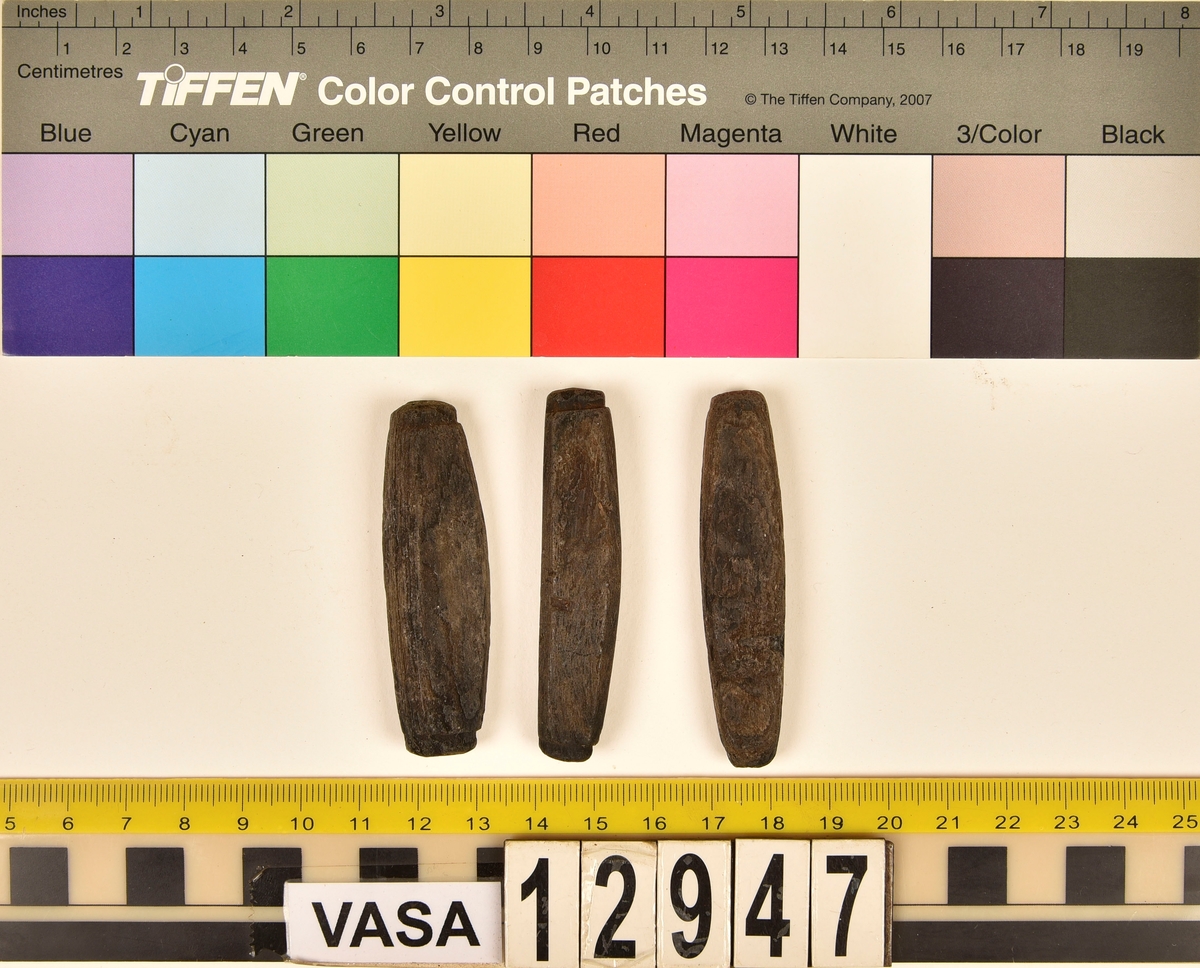 Nätflöten. 4 st. 
Tre stycken är av trä och ett är av ben.