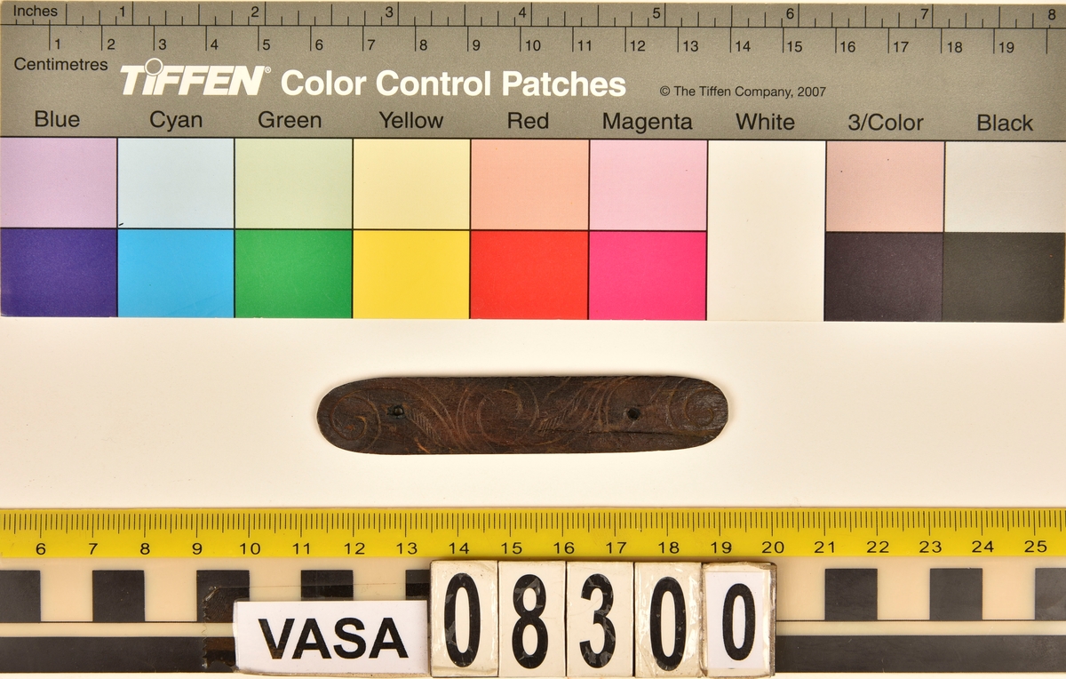 Avlångt beslag av ben med stiliserat rankornament. Graverad.