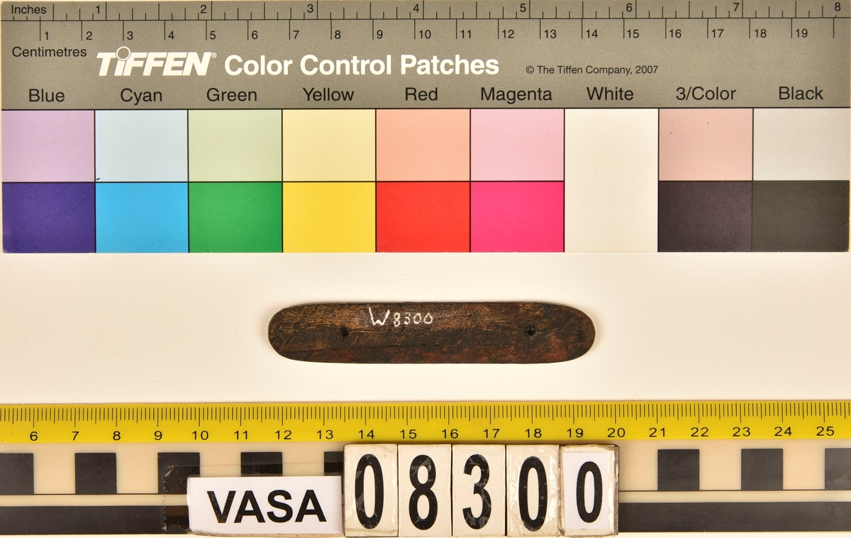Avlångt beslag av ben med stiliserat rankornament. Graverad.